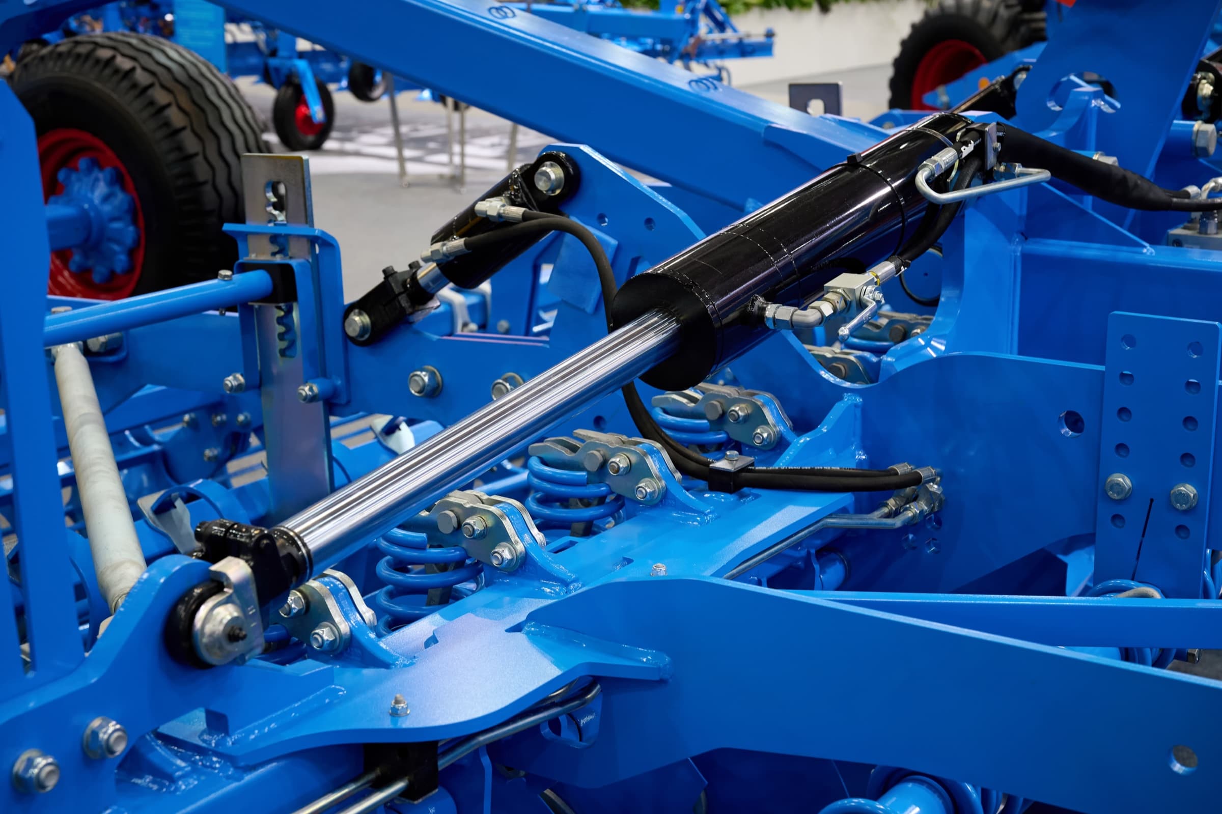 Hydraulic cylinder and equipment assembly